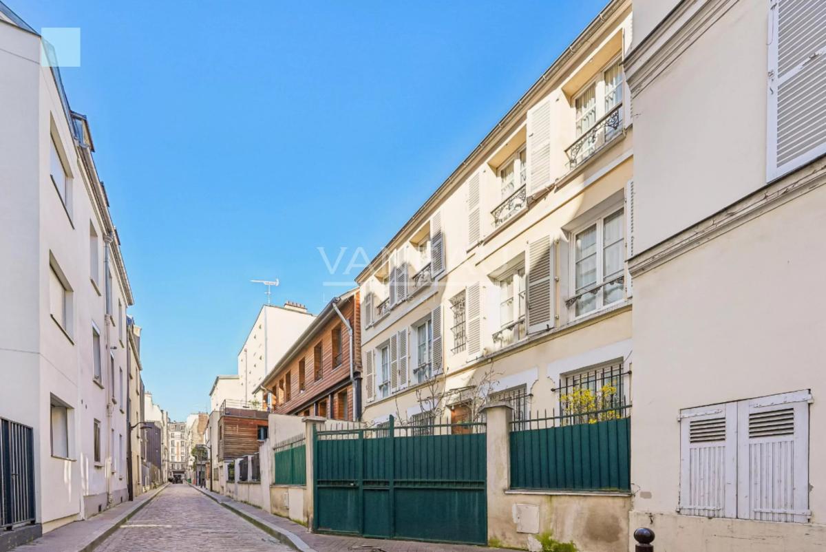 Paris XVIIIe - Maison de ville familiale avec cour arborée à l'avant plein sud -