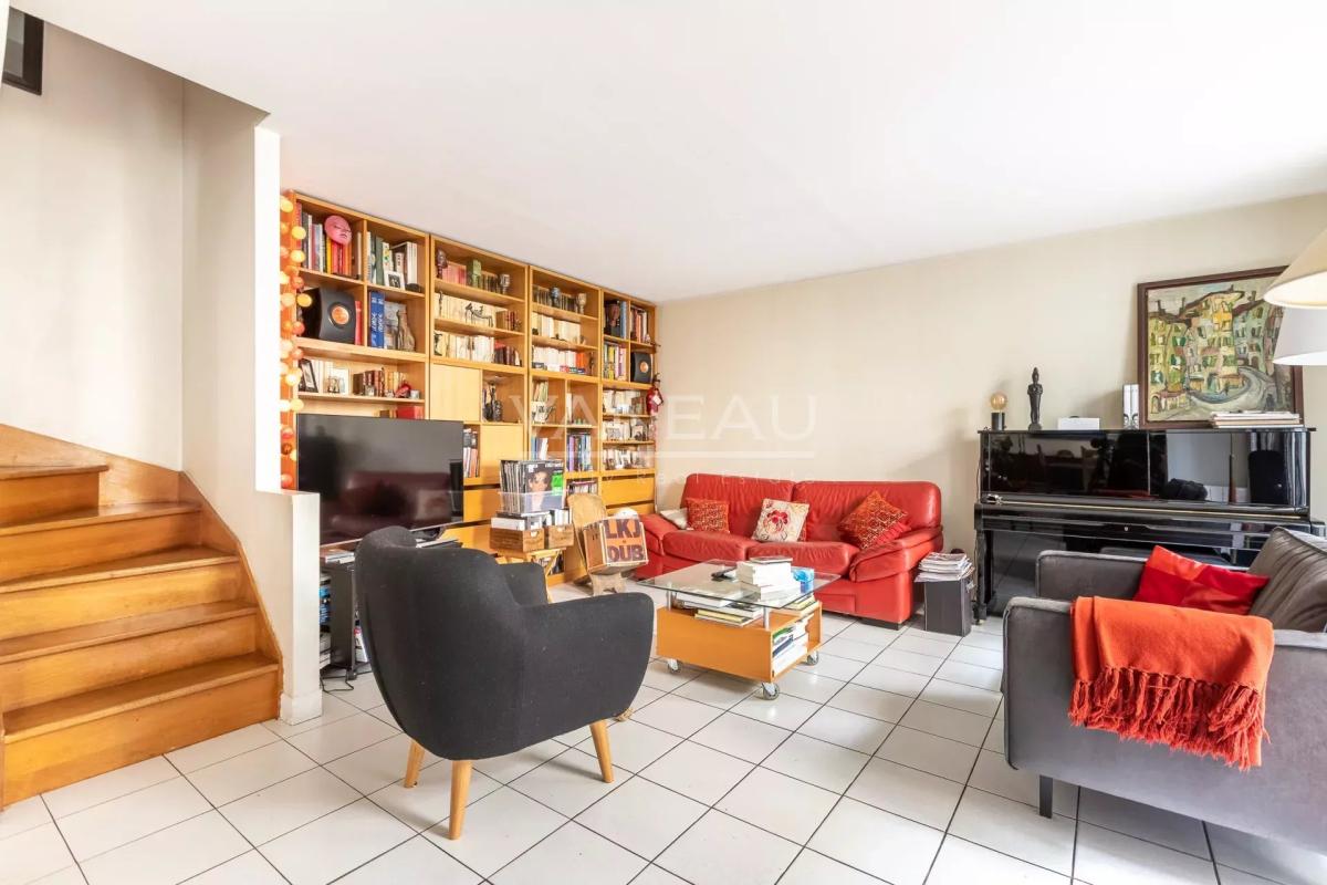 Paris XVIIIe - Maison de ville familiale avec cour arborée à l'avant plein sud -
