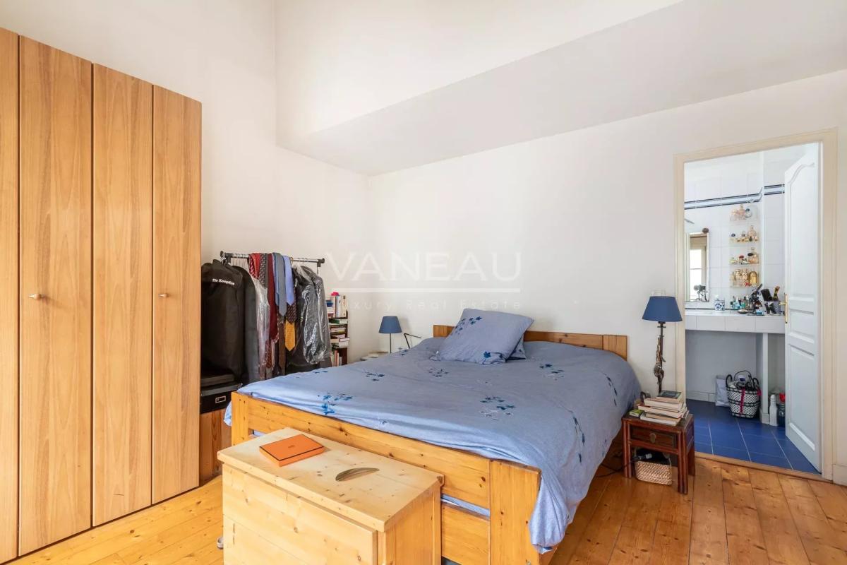 Paris XVIIIe - Maison de ville familiale avec cour arborée à l'avant plein sud -