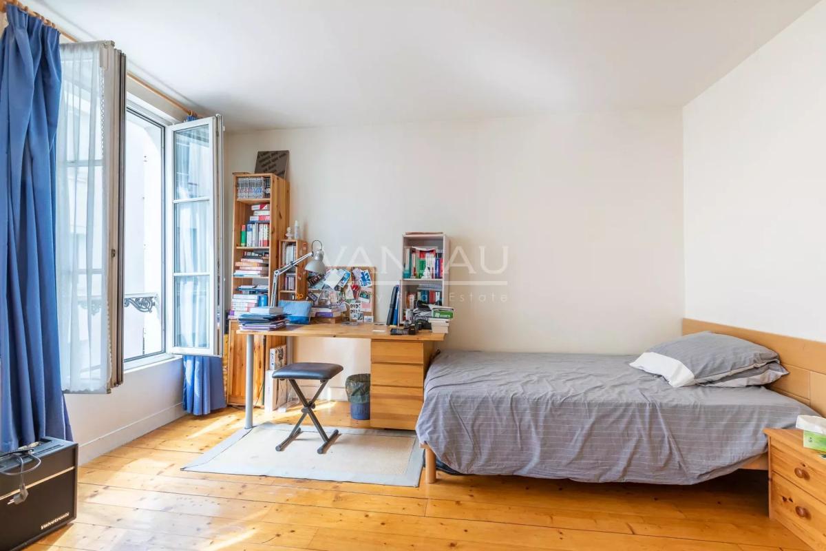 Paris XVIIIe - Maison de ville familiale avec cour arborée à l'avant plein sud -