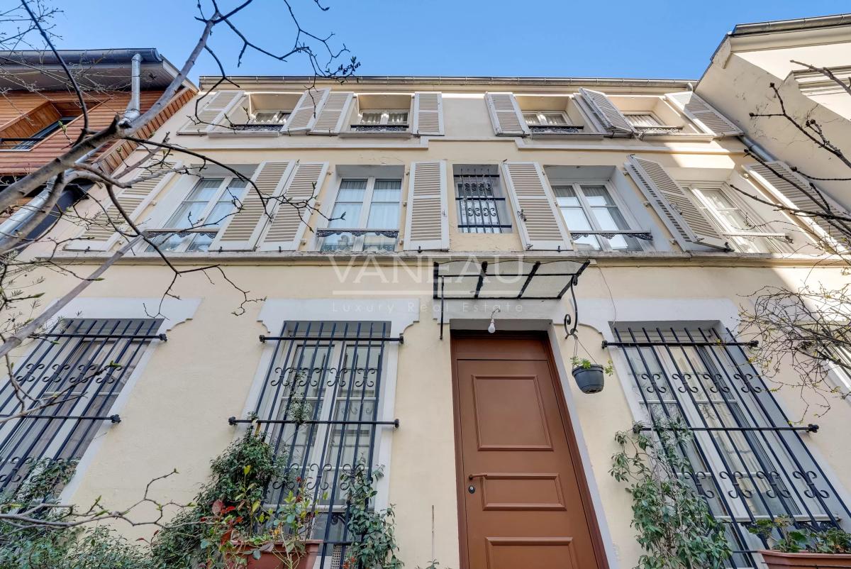 Paris XVIIIe - Maison de ville familiale avec cour arborée à l'avant plein sud -
