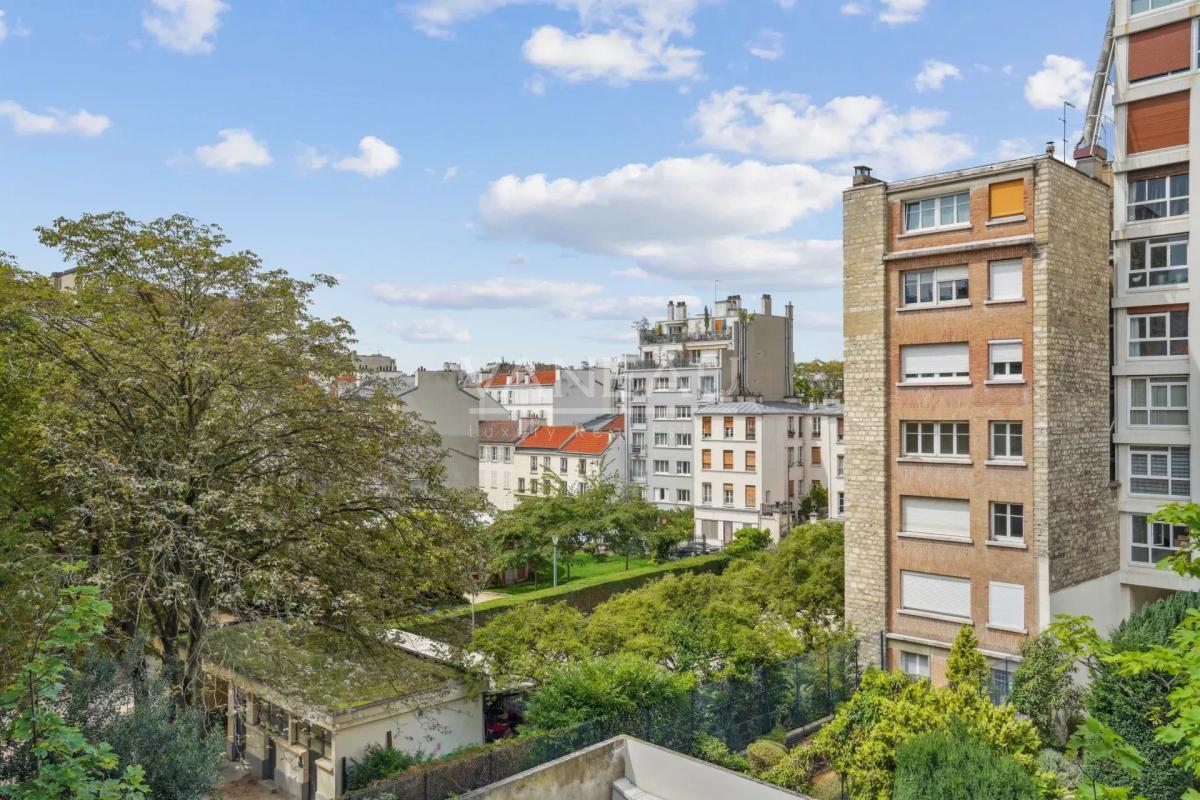 Paris XVe - Volontaires-Blomet - Appartement trois pièces avec balcon au calme