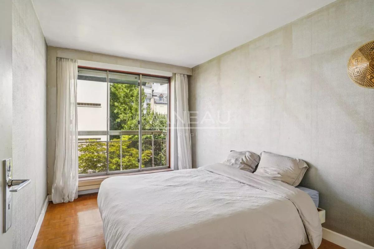Paris XVe - Volontaires-Blomet - Appartement trois pièces avec balcon au calme