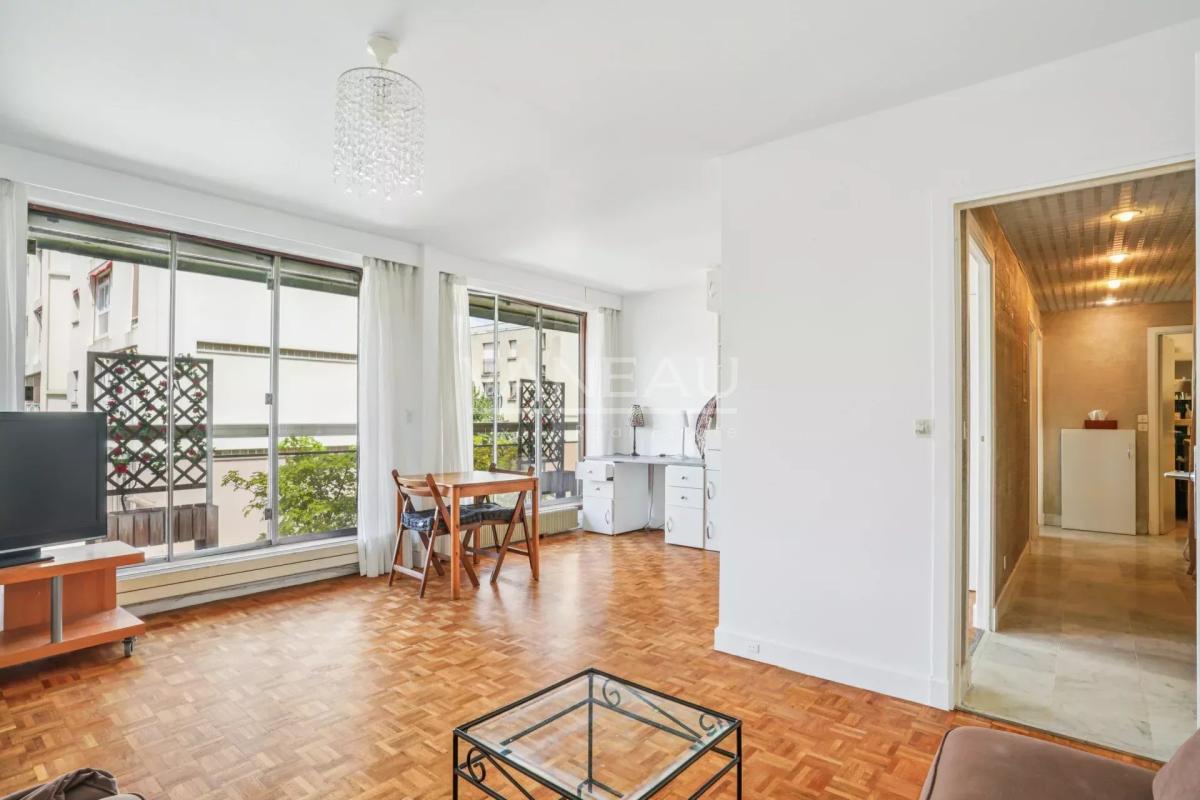 Paris XVe - Volontaires-Blomet - Appartement trois pièces avec balcon au calme