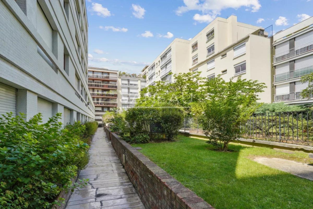 Paris XVe - Volontaires-Blomet - Appartement trois pièces avec balcon au calme