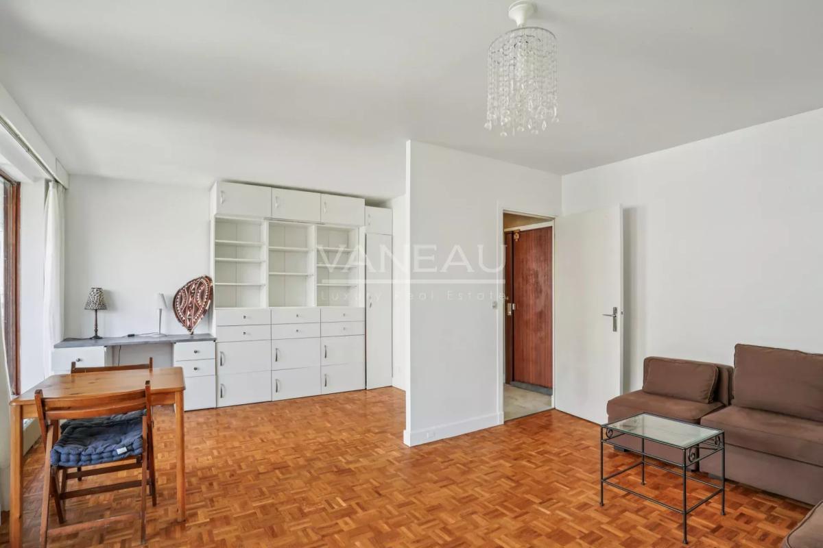 Paris XVe - Volontaires-Blomet - Appartement trois pièces avec balcon au calme