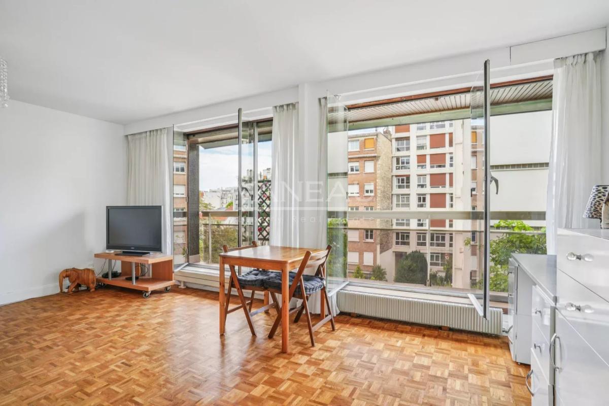Paris XVe - Volontaires-Blomet - Appartement trois pièces avec balcon au calme