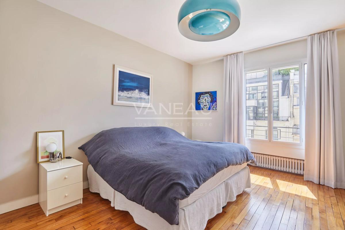 PARIS XVI - Appartement familial avec extérieur. studio et box