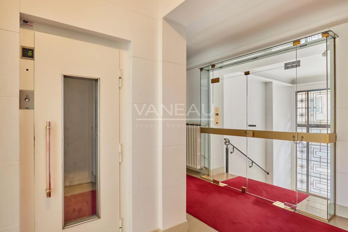 PARIS XVI - Appartement familial avec extérieur. studio et box