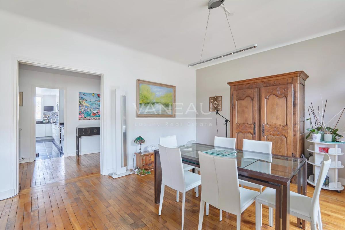 PARIS XVI - Appartement familial avec extérieur, en étage élevé.