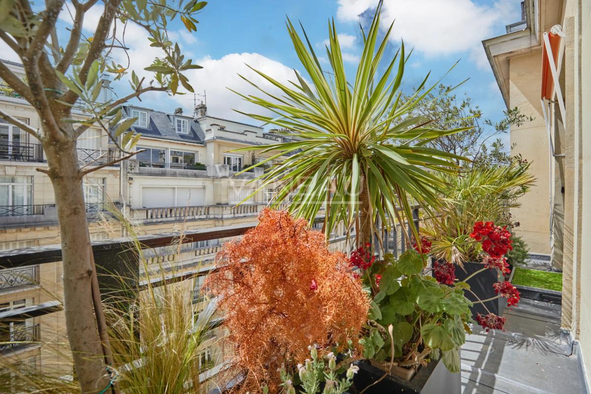 PARIS XVI - Appartement familial avec extérieur. studio et box