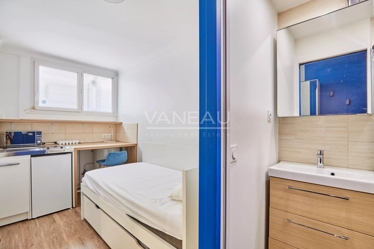 PARIS XVI - Appartement familial avec extérieur. studio et box
