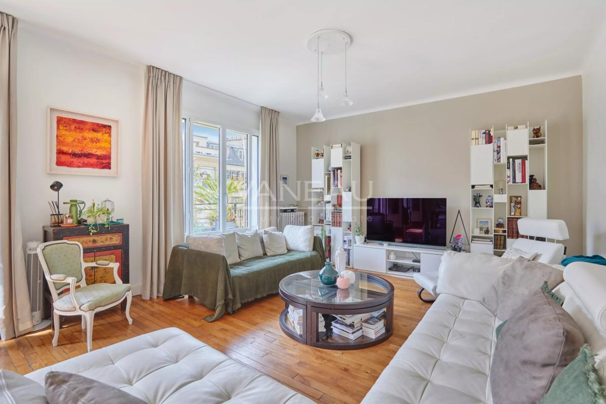 PARIS XVI - Appartement familial avec extérieur. studio et box