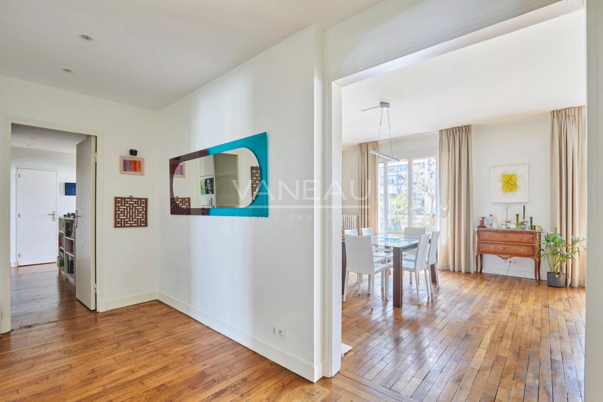 PARIS XVI - Appartement familial avec extérieur. studio et box