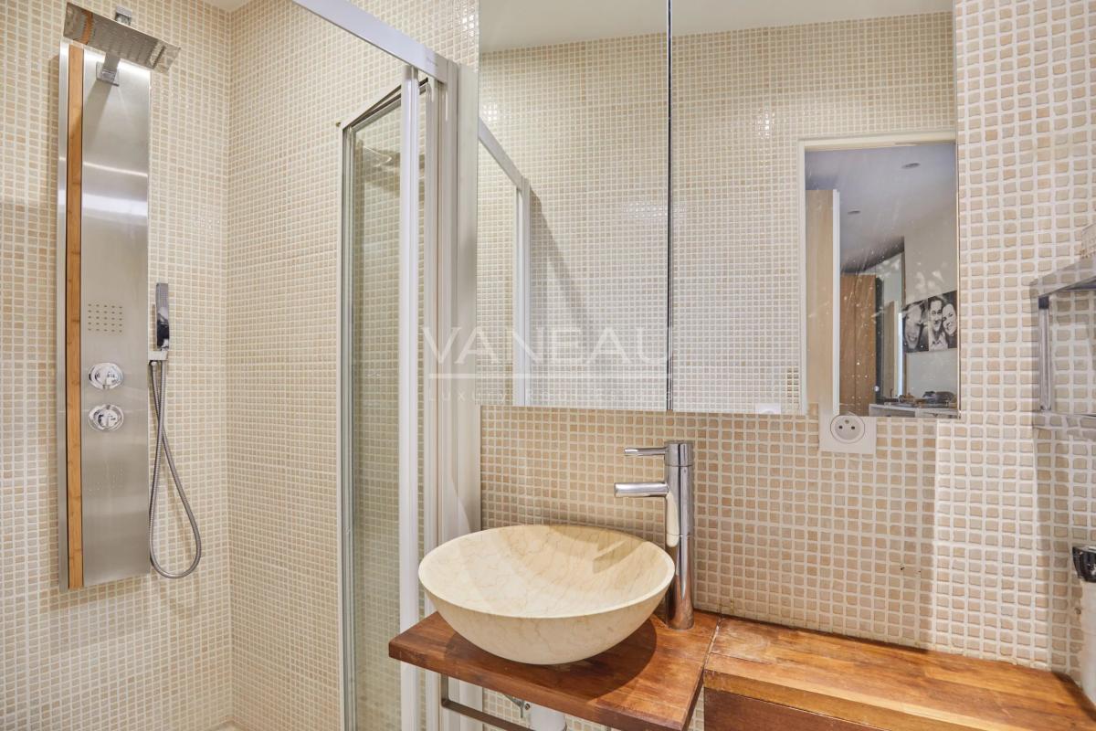 PARIS XVI - Appartement familial avec extérieur. studio et box