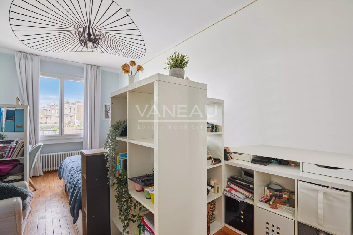 PARIS XVI - Appartement familial avec extérieur. studio et box