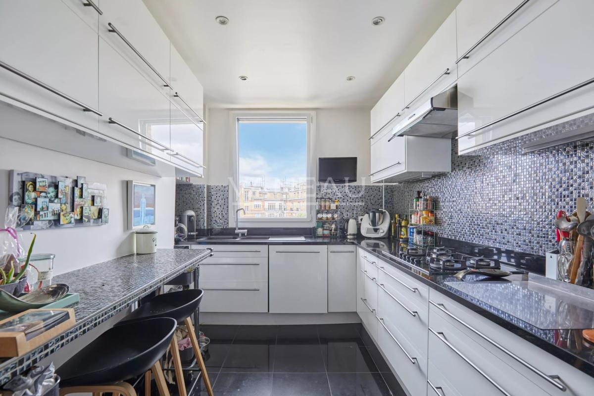 PARIS XVI - Appartement familial avec extérieur. studio et box
