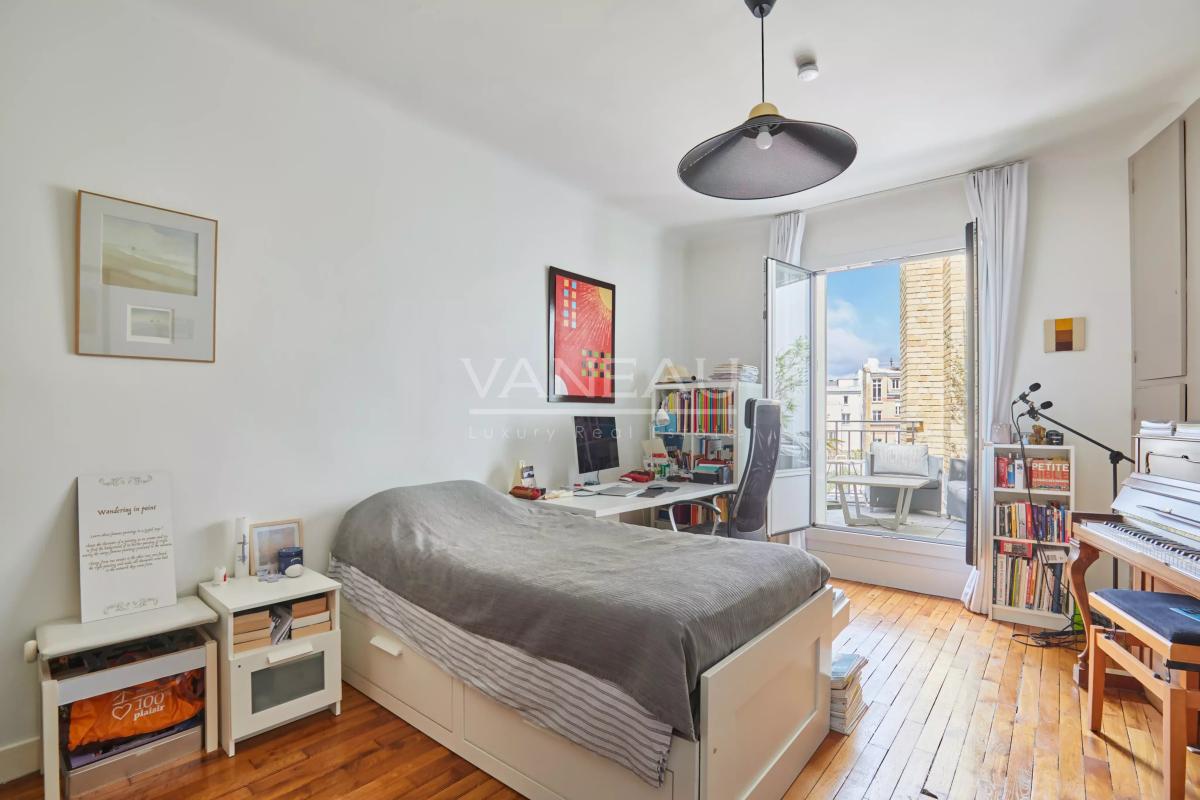 PARIS XVI - Appartement familial avec extérieur. studio et box