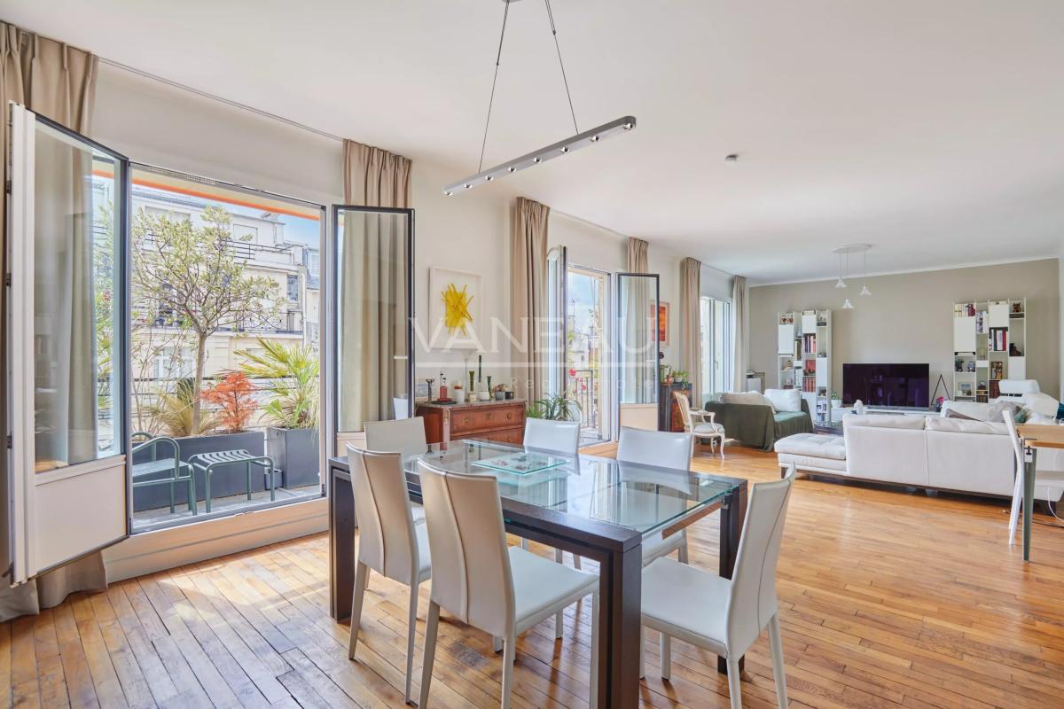 PARIS XVI - Appartement familial avec extérieur, en étage élevé.