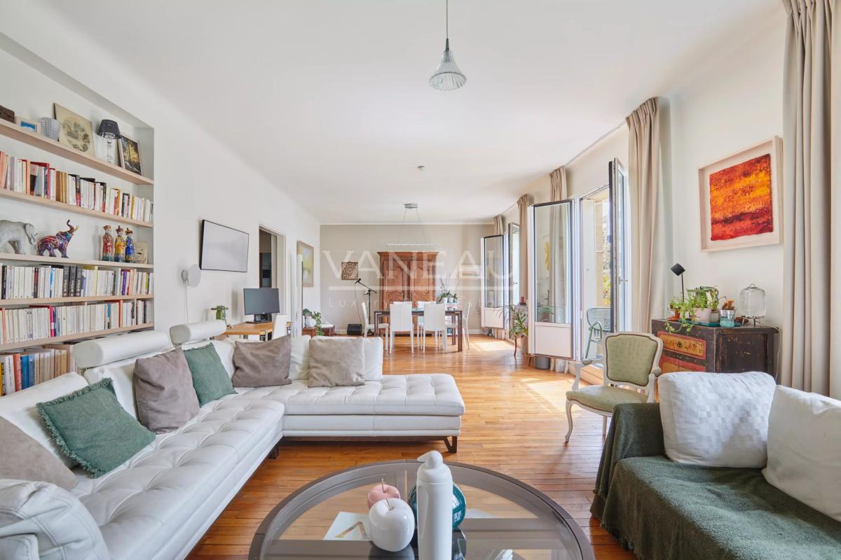 PARIS XVI - Appartement familial avec extérieur, en étage élevé.