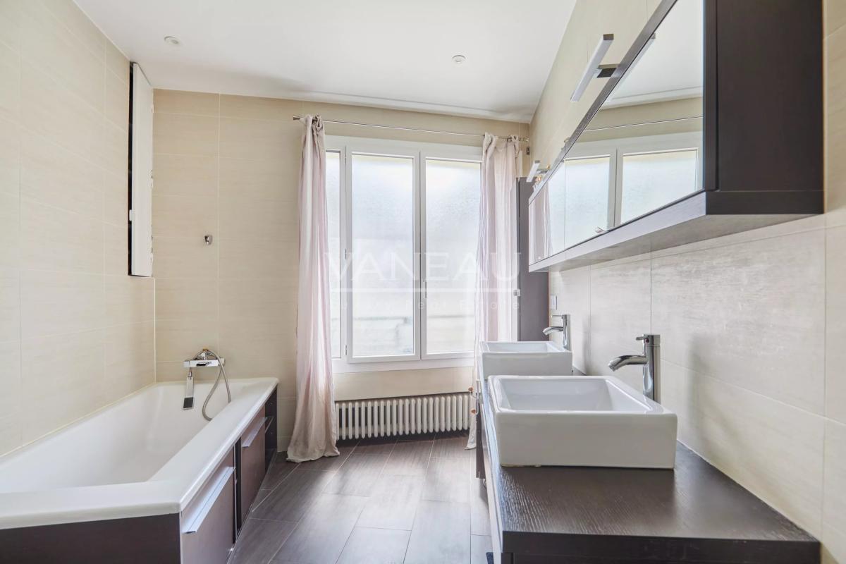 PARIS XVI - Appartement familial avec extérieur. studio et box