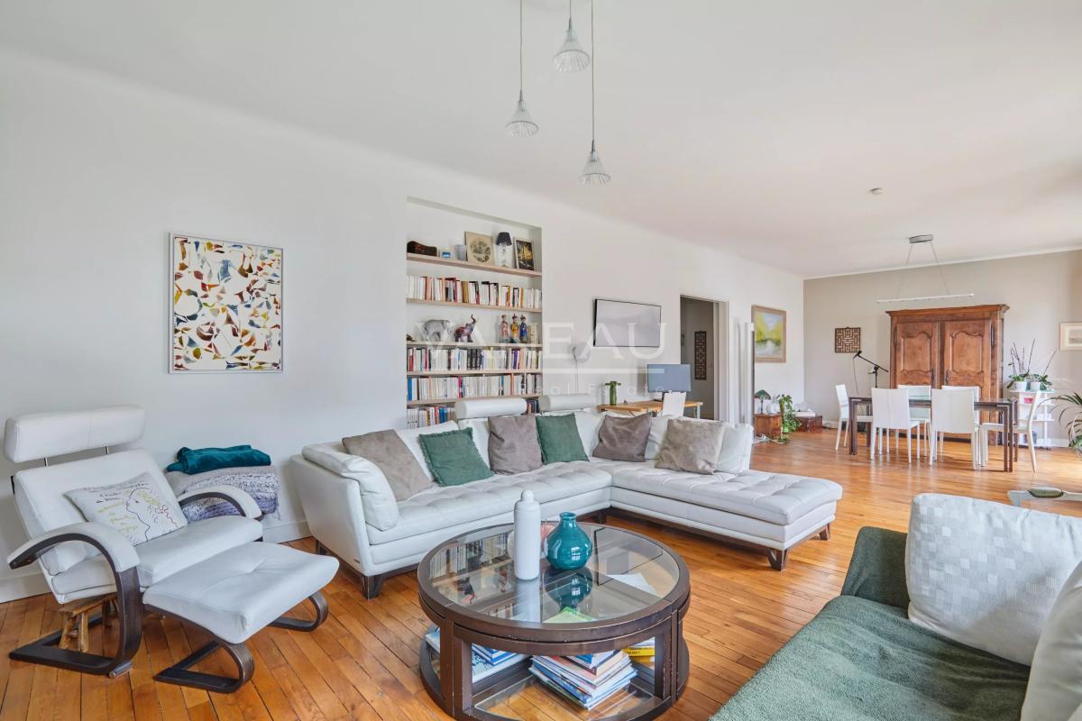 PARIS XVI - Appartement familial avec extérieur. studio et box