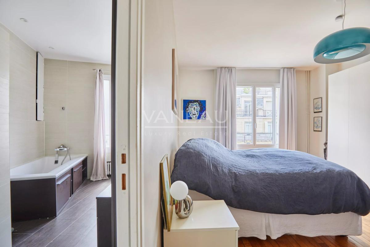 PARIS XVI - Appartement familial avec extérieur, en étage élevé.