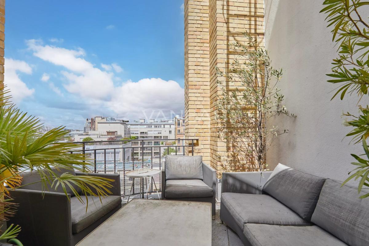 PARIS XVI - Appartement familial avec extérieur. studio et box