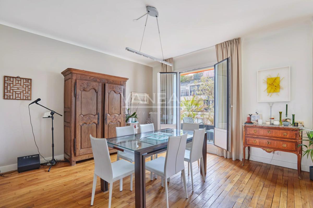 PARIS XVI - Appartement familial avec extérieur, en étage élevé.