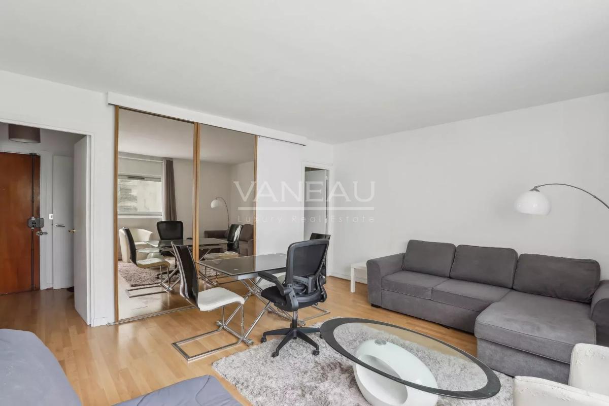 Paris XVIe - Place Victor Hugo - Studio sur jardin