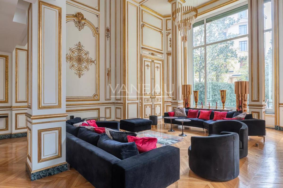 Paris XVIe - OCDE - Spectaculaire appartement de réception alliant faste et volumes exceptionnels.