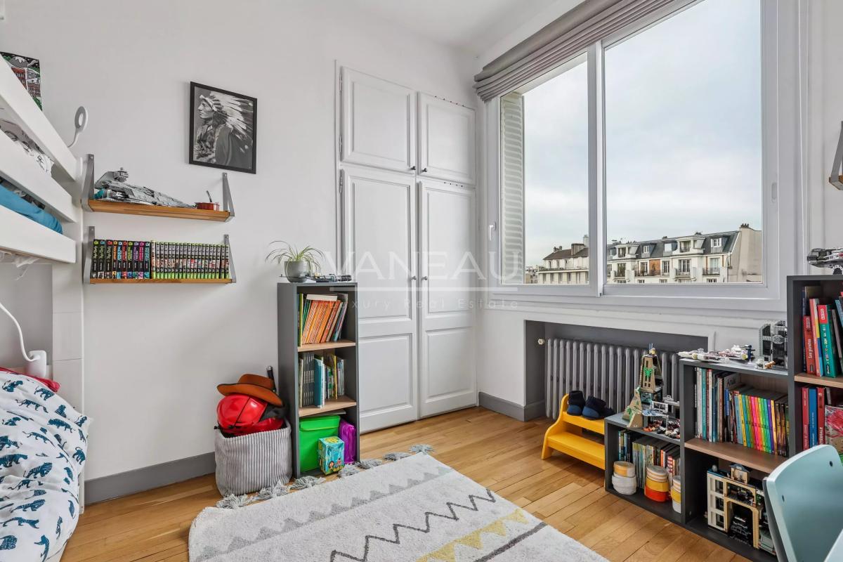 Paris XVIe - Auteuil Sud - Appartement familial quatre chambres en étage élevé. Vue Dégagée.