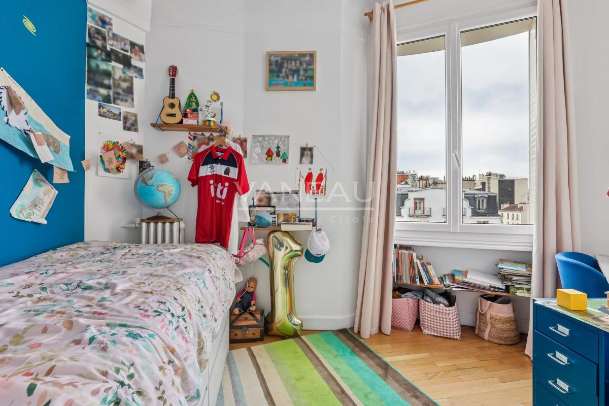 Paris XVIe - Auteuil Sud - Appartement familial quatre chambres en étage élevé. Vue Dégagée.