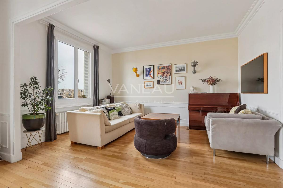 Paris XVIe - Auteuil Sud - Appartement familial quatre chambres en étage élevé. Vue Dégagée.