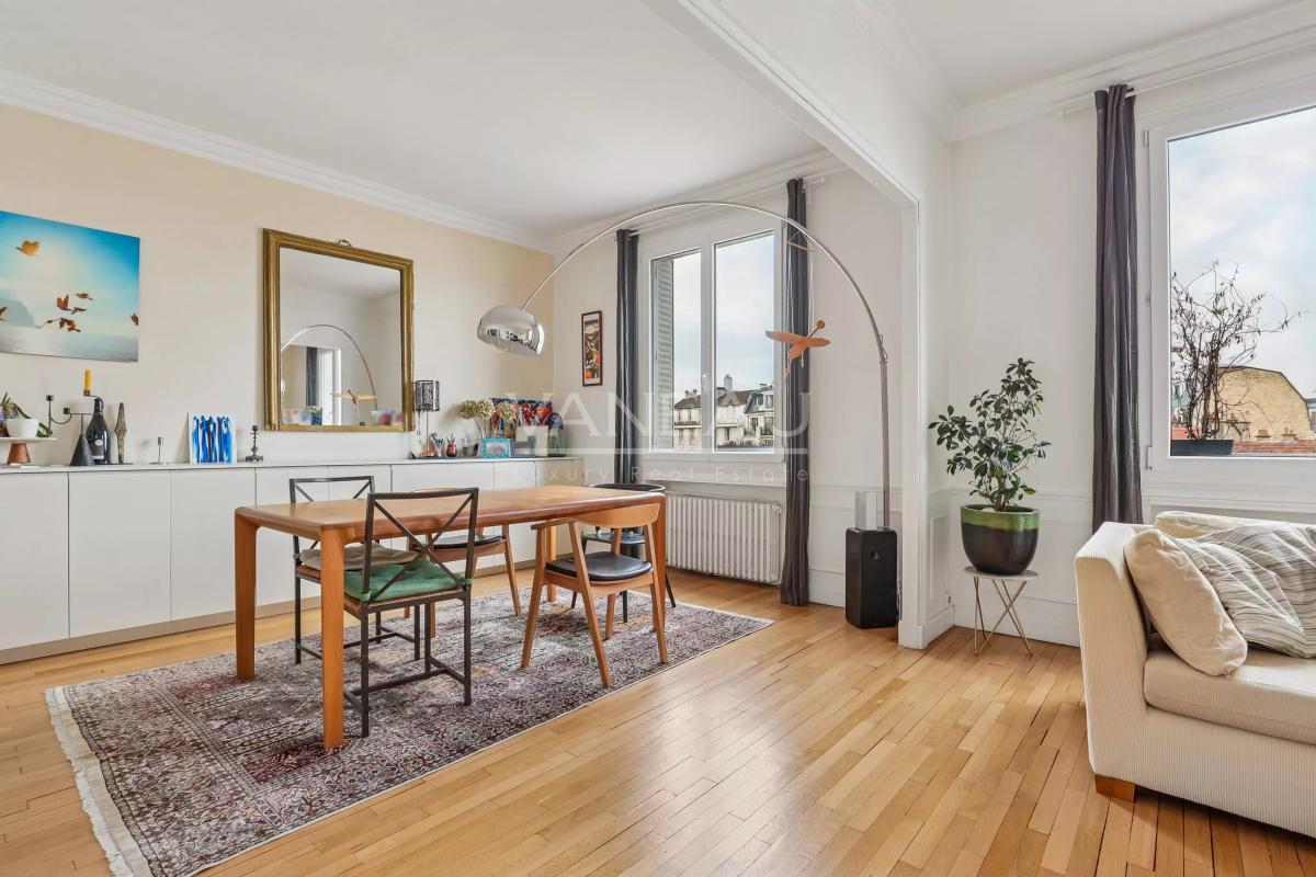 Paris XVIe - Auteuil Sud - Appartement familial quatre chambres en étage élevé. Vue Dégagée.