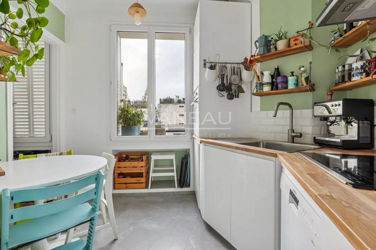Paris XVIe - Auteuil Sud - Appartement familial quatre chambres en étage élevé. Vue Dégagée.