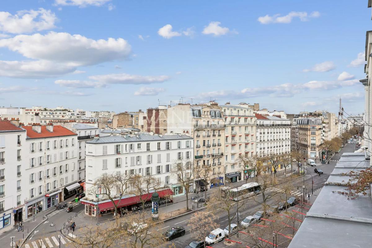 Paris XVIe - Auteuil Sud - Appartement familial quatre chambres en étage élevé. Vue Dégagée.