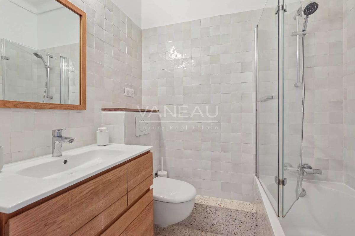 Paris XVIe - Auteuil Sud - Appartement familial quatre chambres en étage élevé. Vue Dégagée.