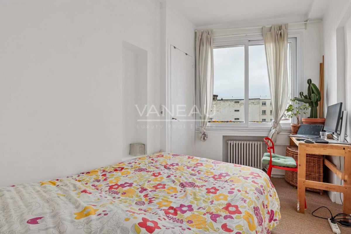 Paris XVIe - Auteuil Sud - Appartement familial quatre chambres en étage élevé. Vue Dégagée.