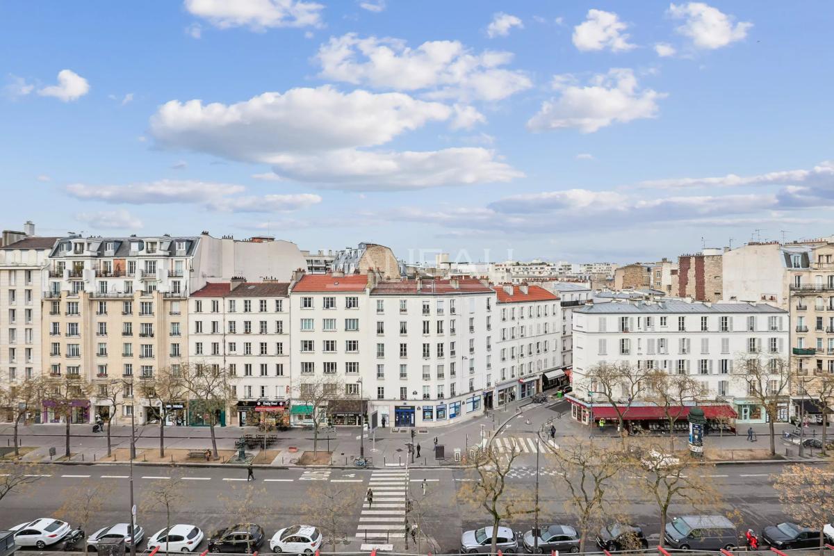 Paris XVIe - Auteuil Sud - Appartement familial quatre chambres en étage élevé. Vue Dégagée.