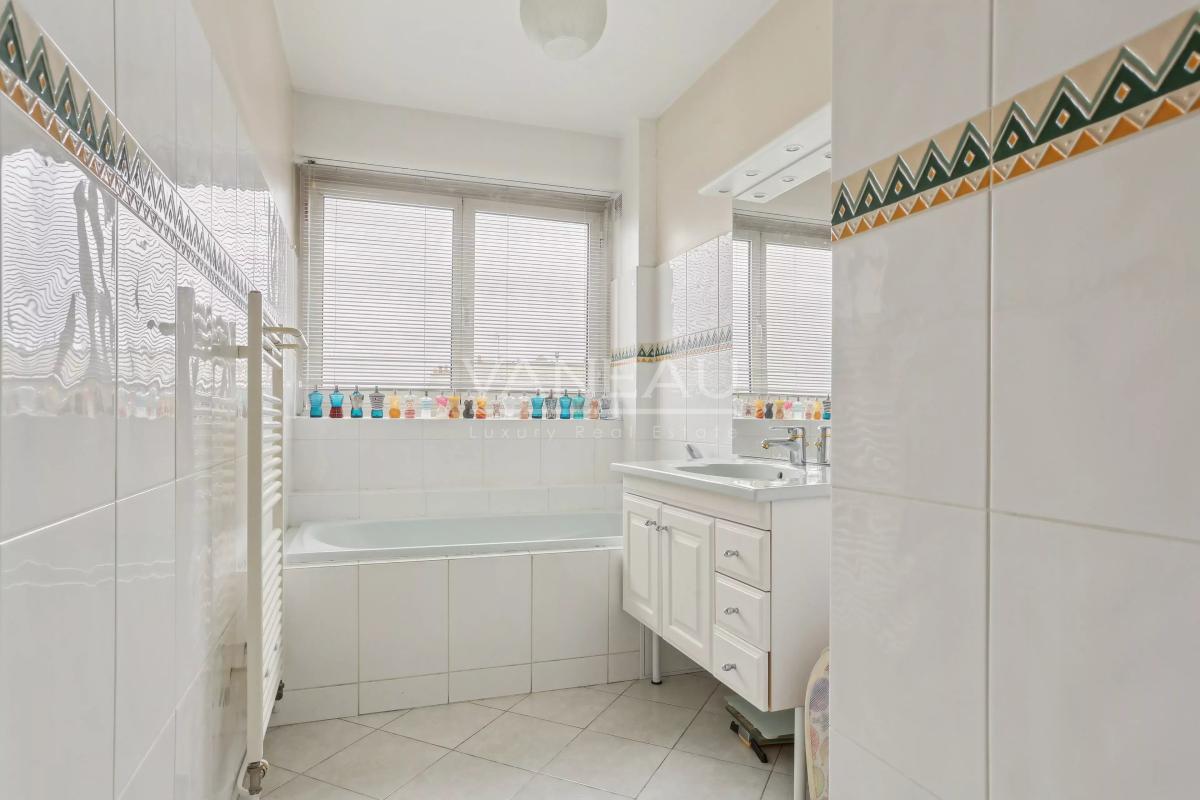 PARIS XVI - Auteuil Sud - Appartement familial avec balcon large et vue dégagée.