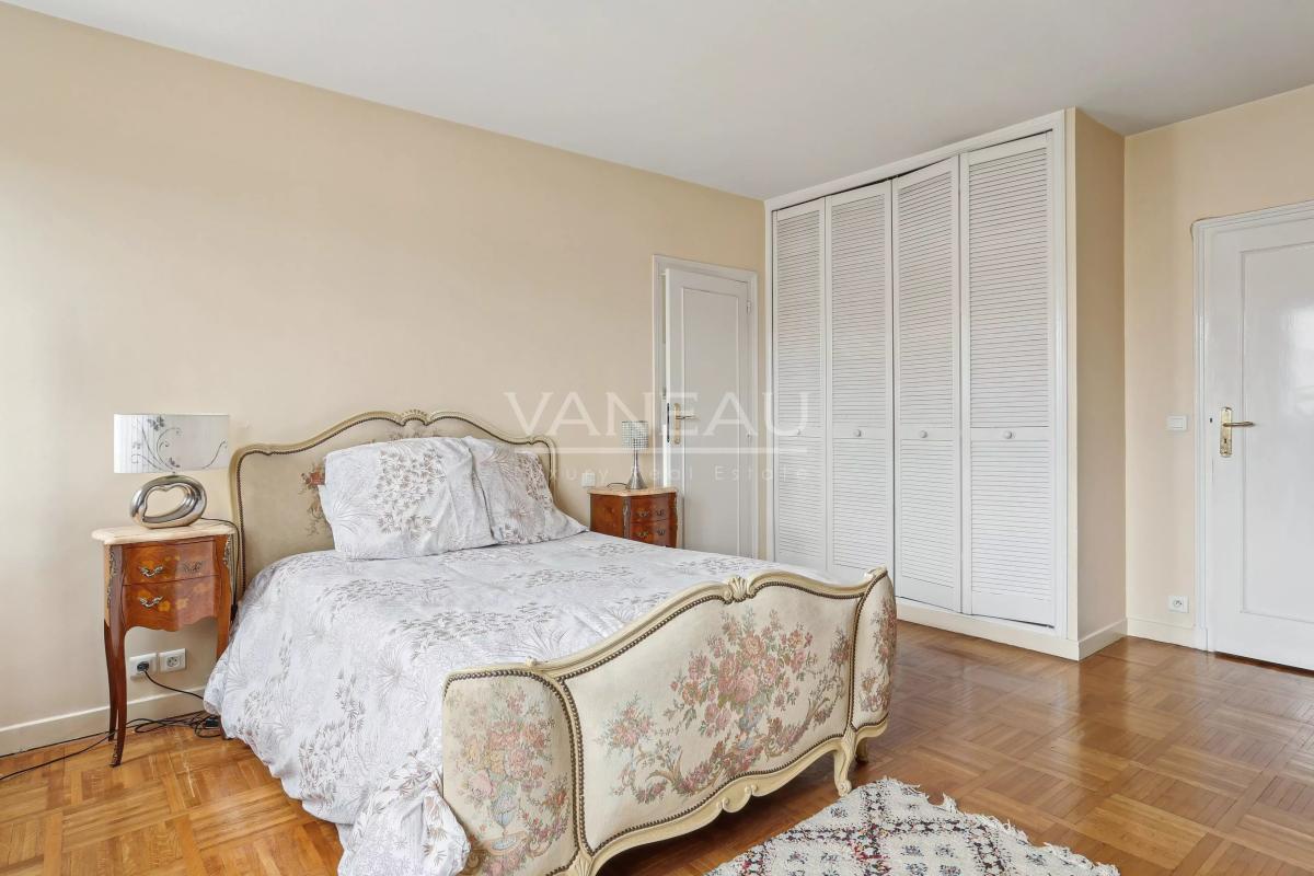 PARIS XVI - Auteuil Sud - Appartement familial avec balcon large et vue dégagée.