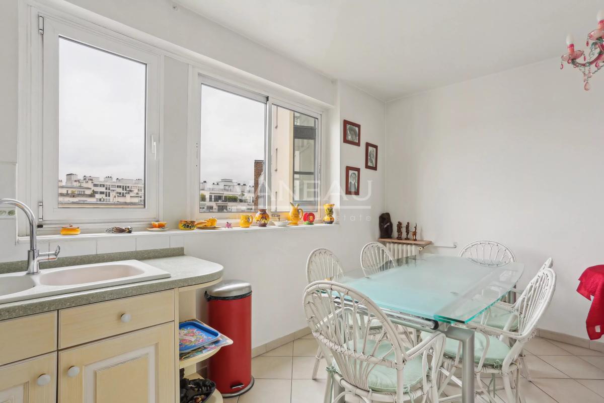 PARIS XVI - Auteuil Sud - Appartement familial avec balcon large et vue dégagée.