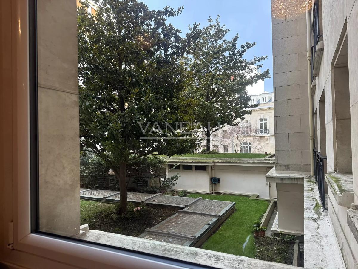 Paris VIII - Avenue Montaigne - Appartement de caractère
