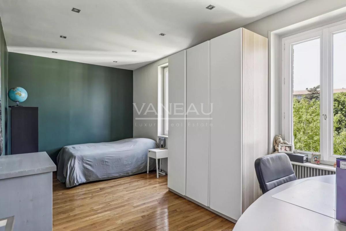 Suresnes - Val d'Or - Maison de famille avec jardin.