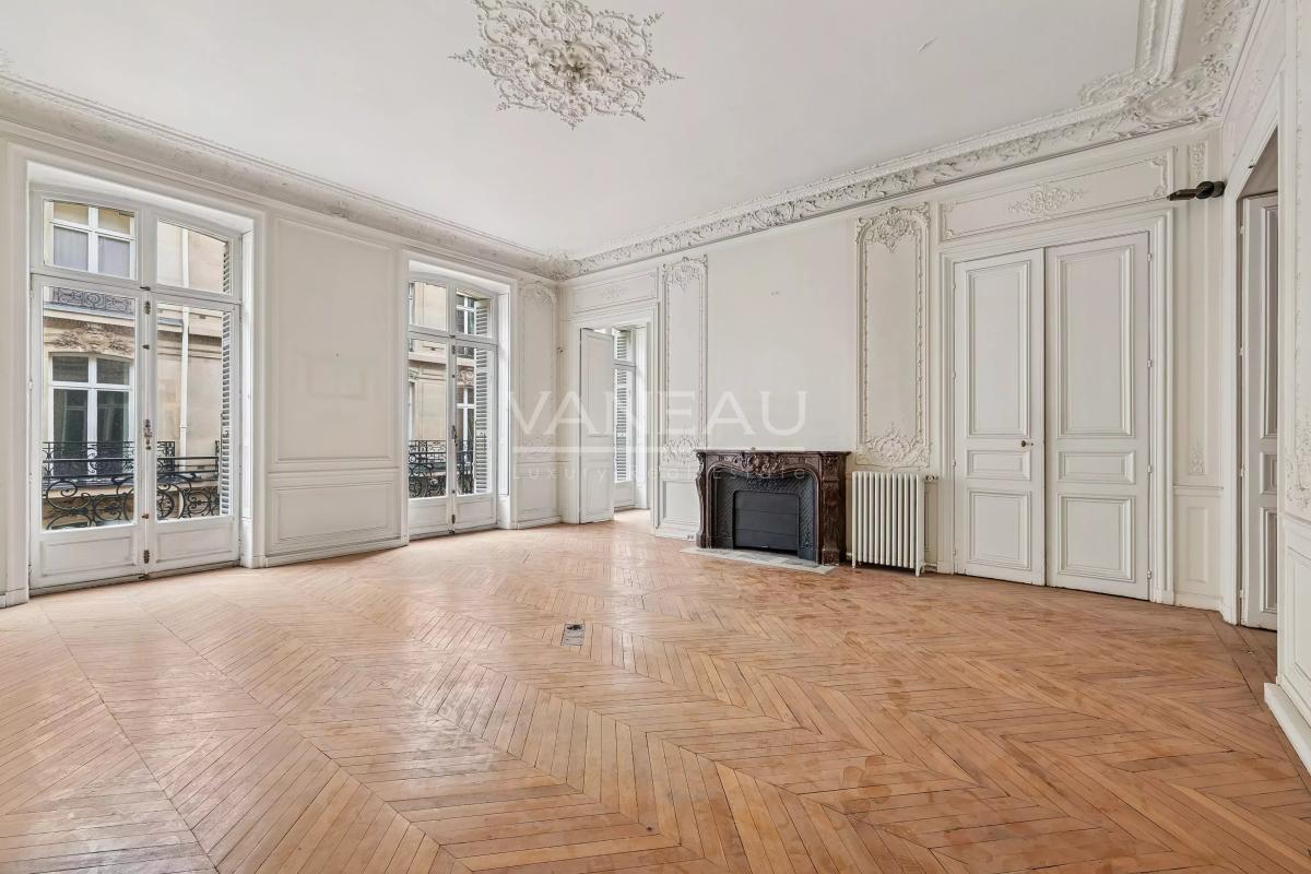 Paris VIII - Triangle d'or - Appartement de caractère traversant avec balcon