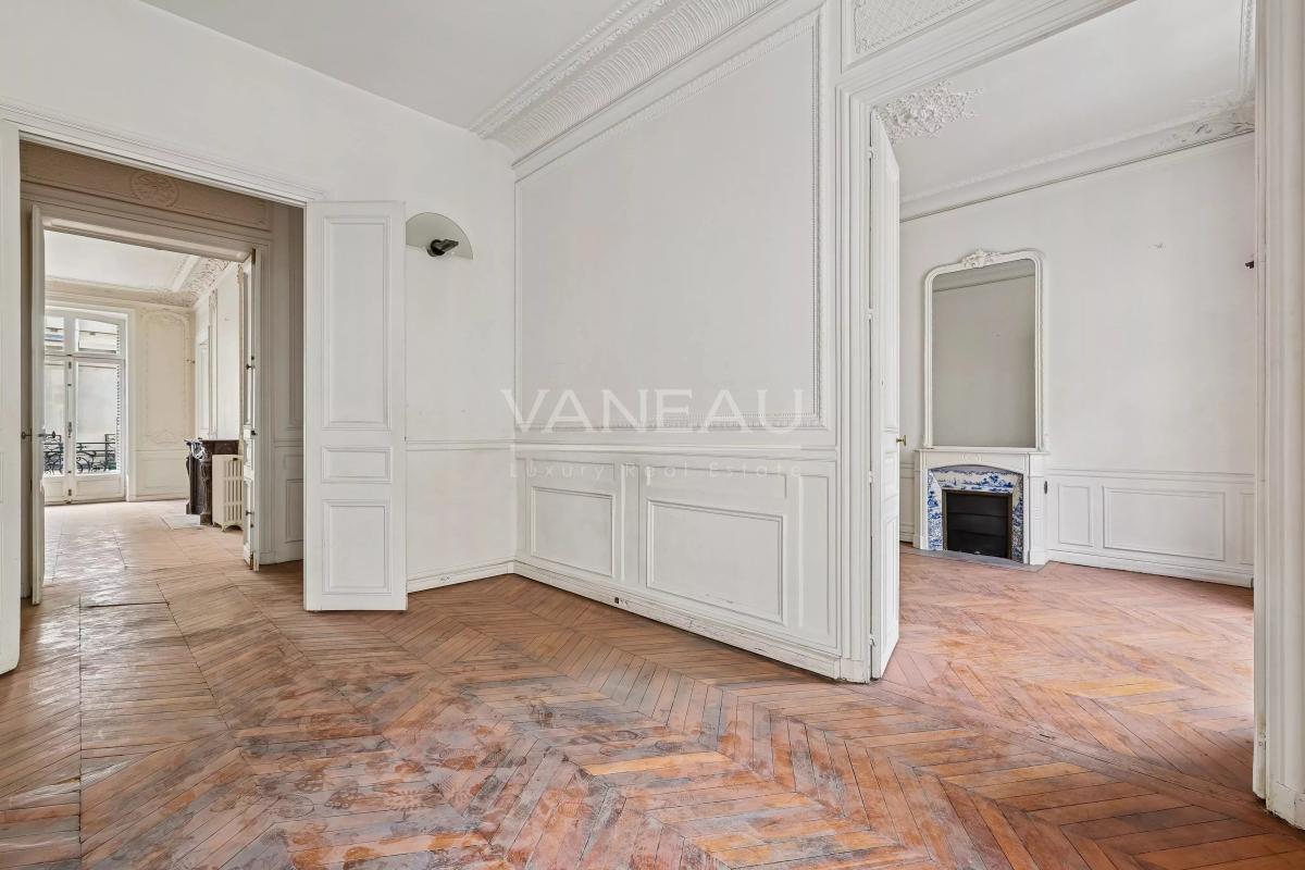 Paris VIII - Triangle d'or - Appartement de caractère traversant avec balcon