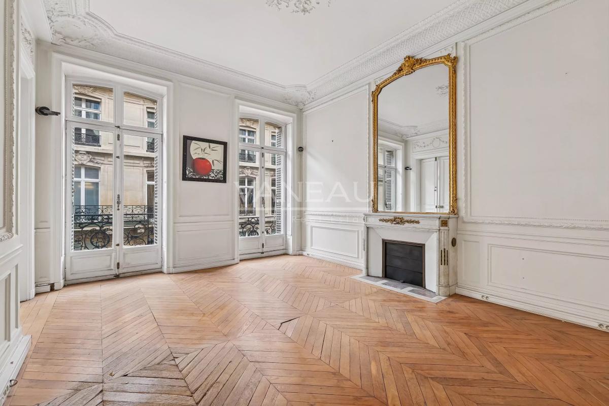 Paris VIII - Triangle d'or - Appartement de caractère traversant avec balcon