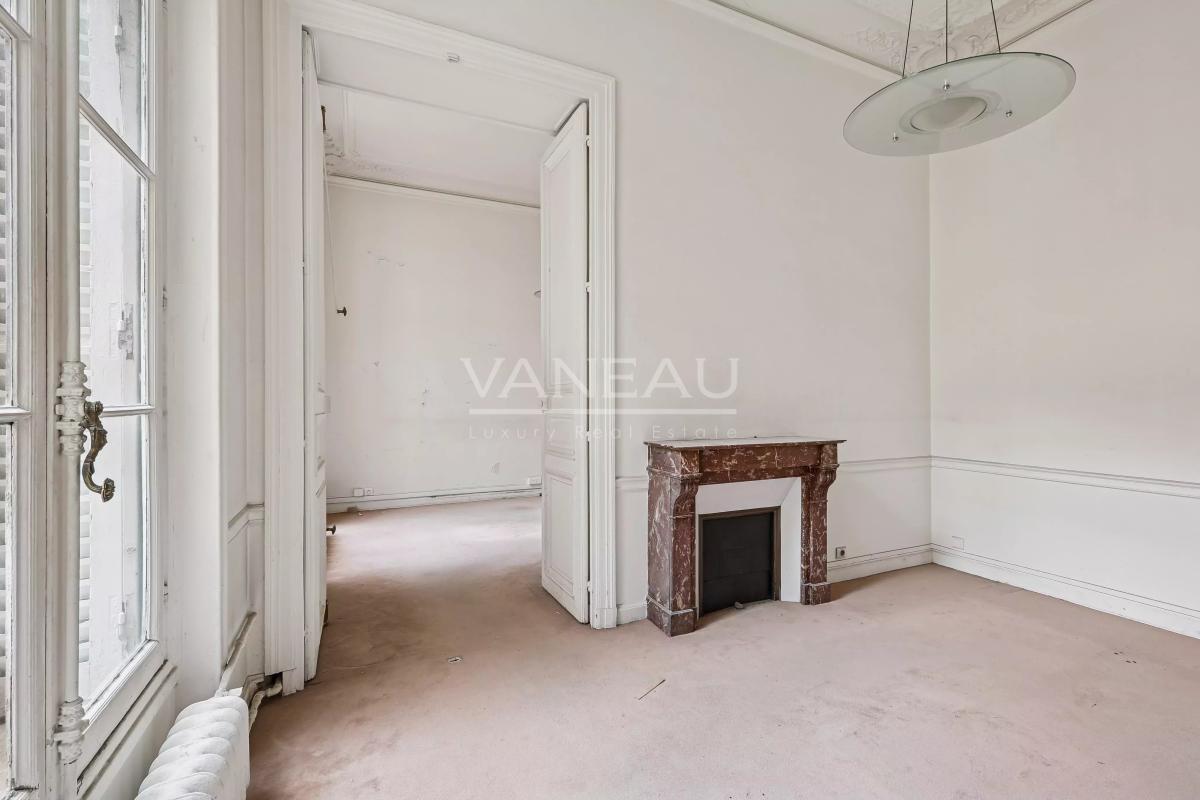 Paris VIII - Triangle d'or - Appartement de caractère traversant avec balcon