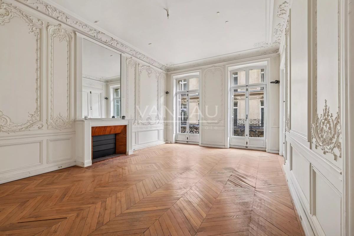 Paris VIII - Triangle d'or - Appartement de caractère traversant avec balcon